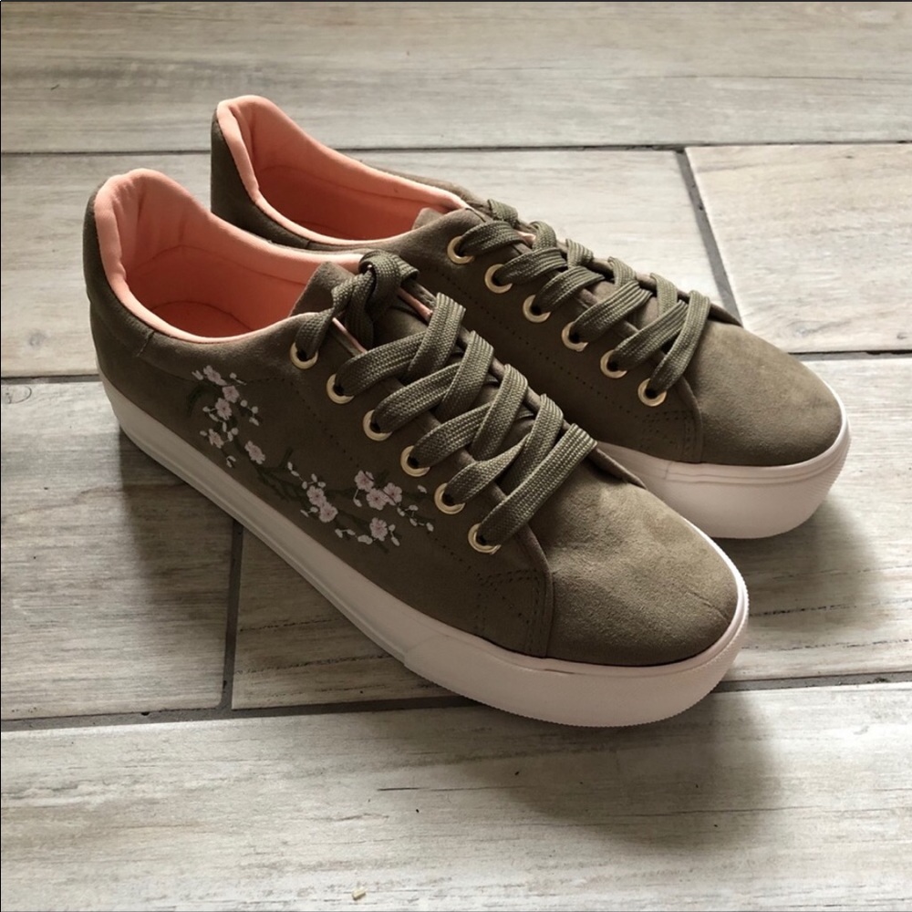 🆕Olive Green Platforms, fits like a shoe size 8.